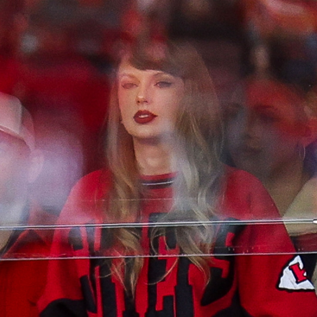 Taylor Swift And Travis Kelce s Love Story Continues At Chiefs Game taylor-swift-and-travis-kelce-s-love-story-continues-at-chiefs-game